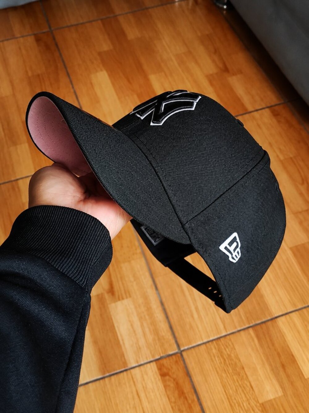 NWT New Era Black Fitted Hat White Logo Side Patch Cap - Picture 5 of 8